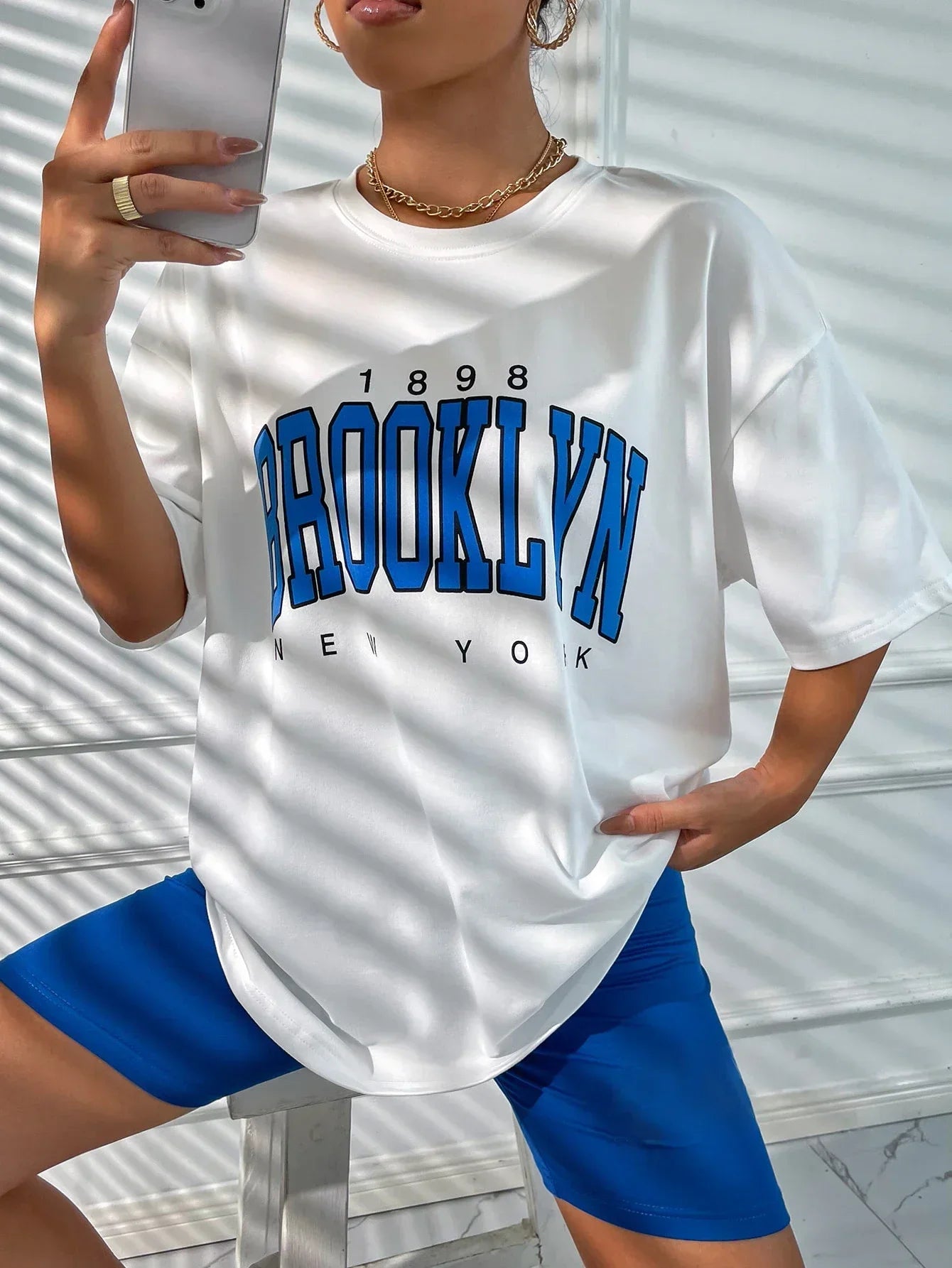 Camiseta Gráfica de Brooklyn - Ropa Urbana Casual y Audaz para Mujer