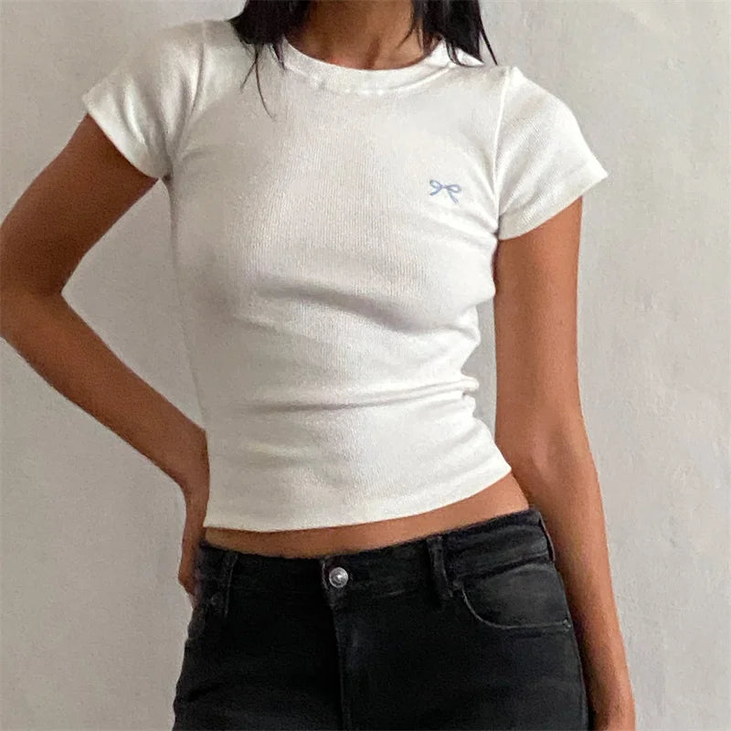 Camiseta Ajustada con Detalle de Lazo - Casual y Elegante