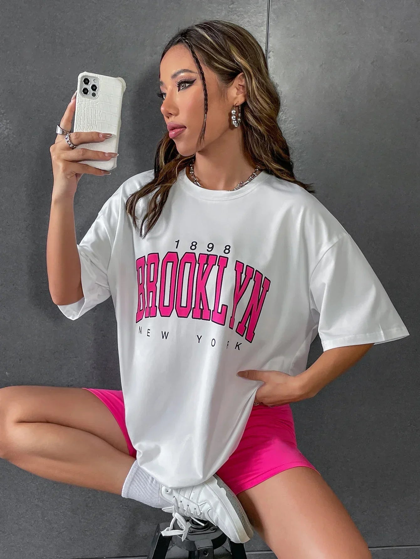 Camiseta Gráfica de Brooklyn - Ropa Urbana Casual y Audaz para Mujer