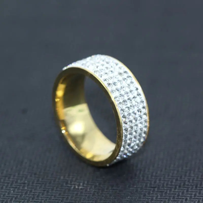 Anillo de Banda Dorado con Detalles de Cristal - Joyería Elegante para Mujer