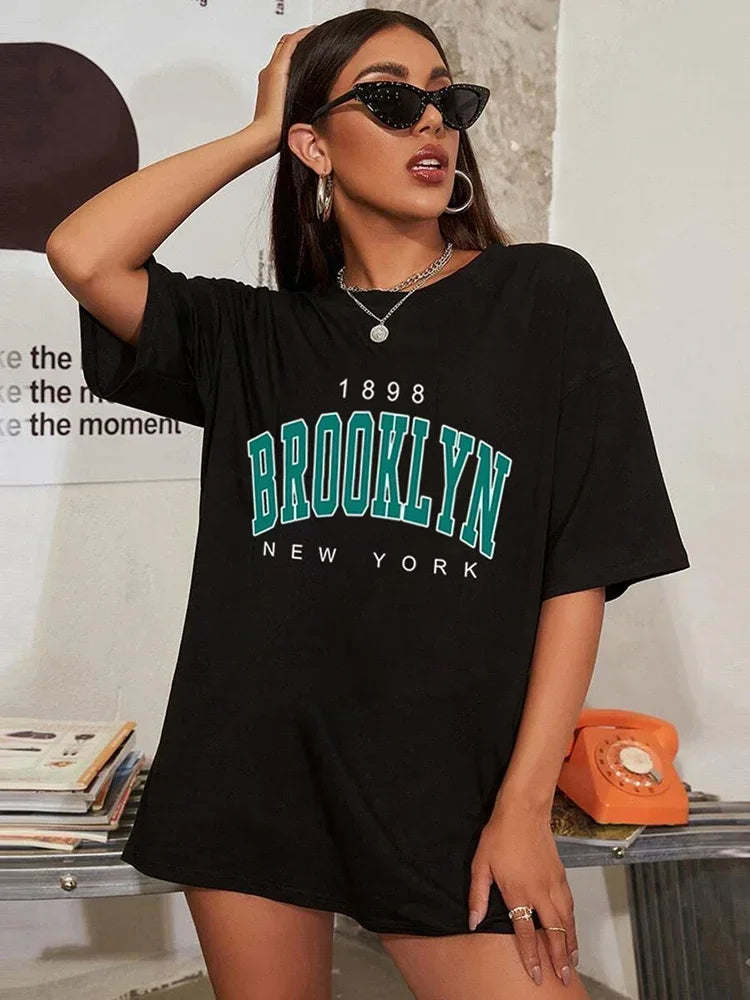 Camiseta Gráfica de Brooklyn - Ropa Urbana Casual y Audaz para Mujer