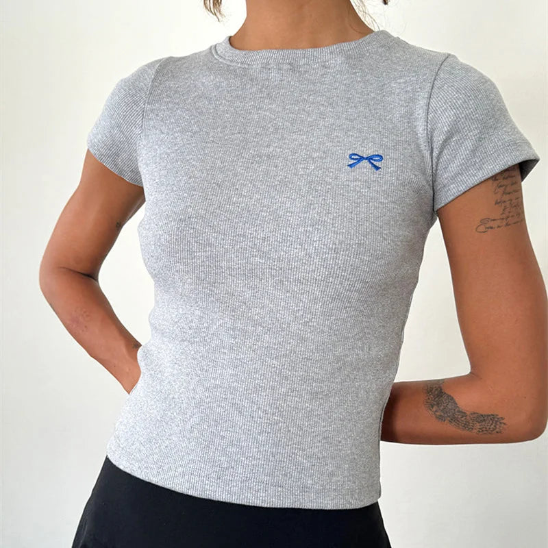 Camiseta Ajustada con Detalle de Lazo - Casual y Elegante