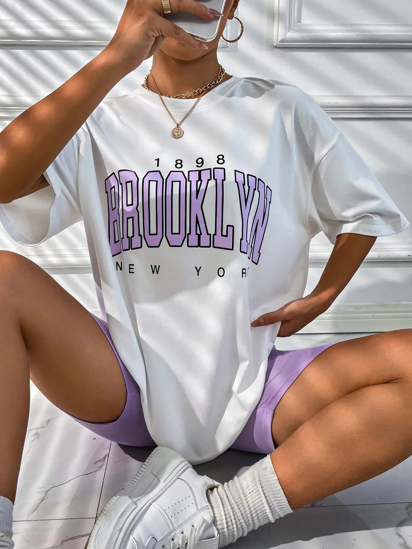 Camiseta Gráfica de Brooklyn - Ropa Urbana Casual y Audaz para Mujer