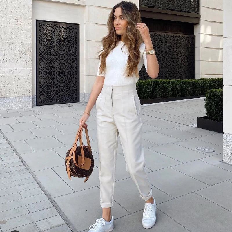 Conjunto casual chic – pantalones blancos de cintura alta 