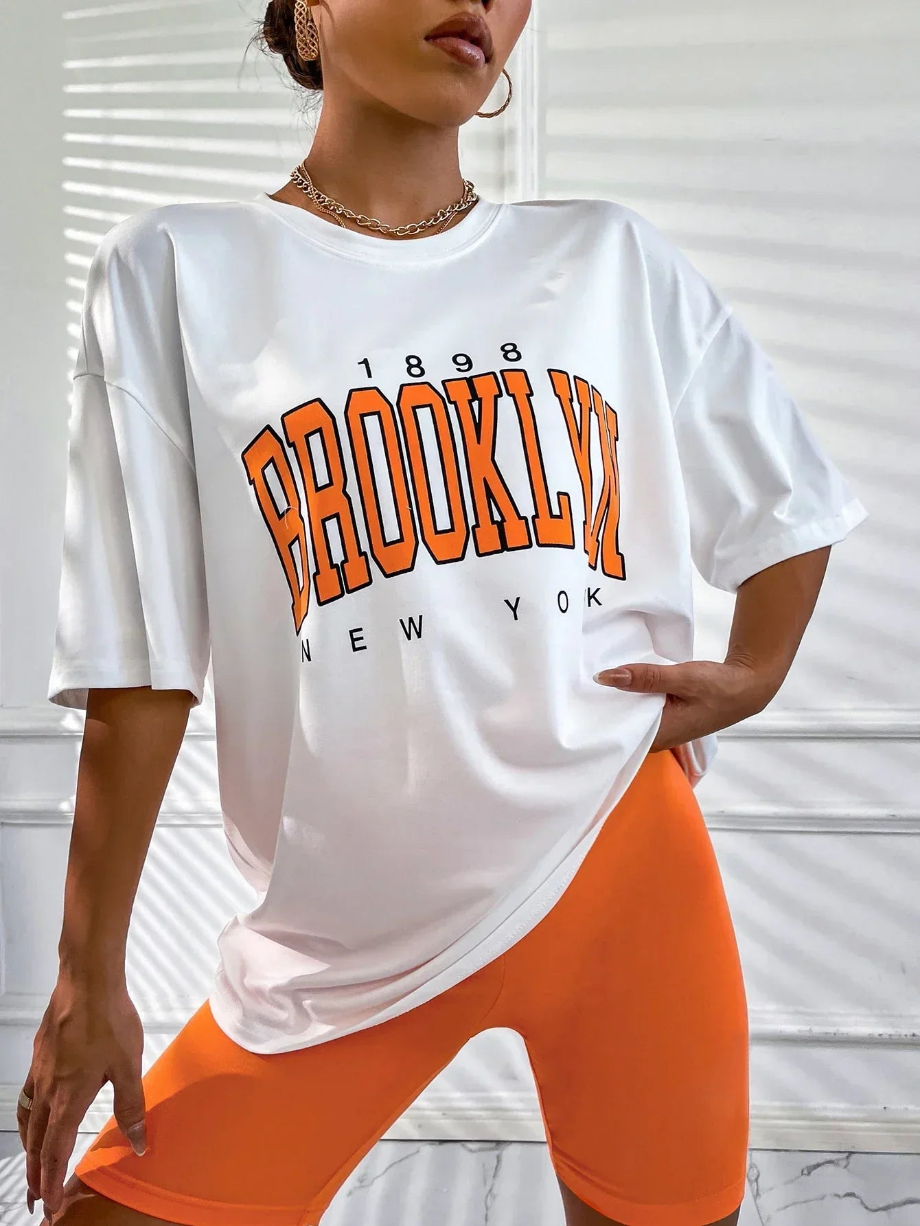 Camiseta Gráfica de Brooklyn - Ropa Urbana Casual y Audaz para Mujer